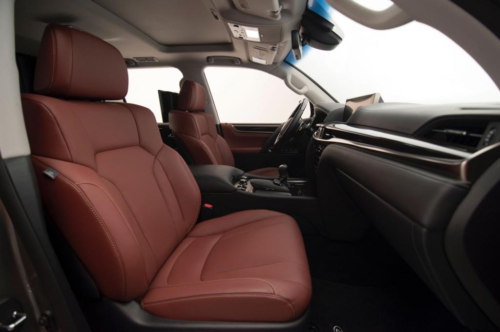 Interiorul mașinii „Lexus-570”