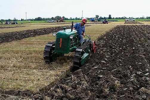 diensten voor het ploegen van het land met een tractor 