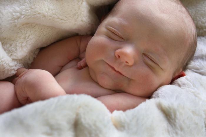母乳で育てられた新生児の便