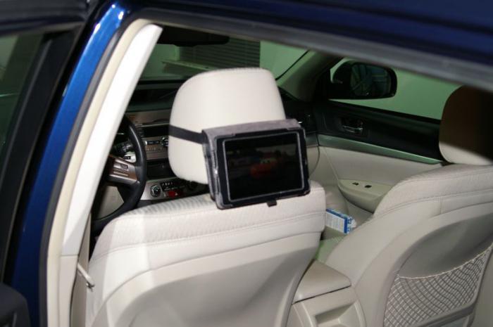 supporto fai-da-te per un tablet in un'auto