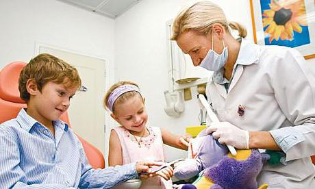 モスクワで麻酔下にある子供のための歯科治療
