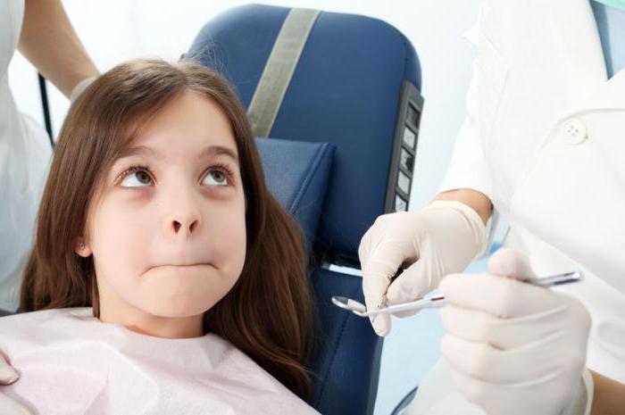 麻酔下の3歳児の歯科治療