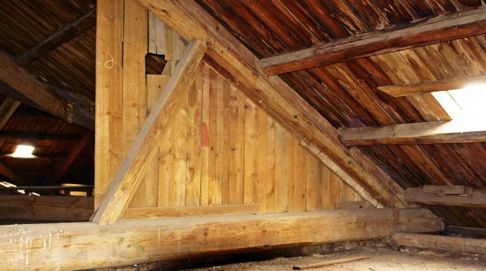 mache eine Trennwand in einem Holzhaus