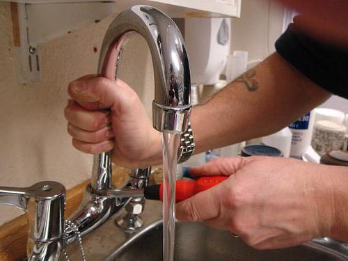 ako opraviť kuchynský faucet presakuje 