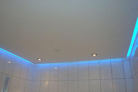 comment faire un plafond dans une salle de bain à partir de panneaux en plastique