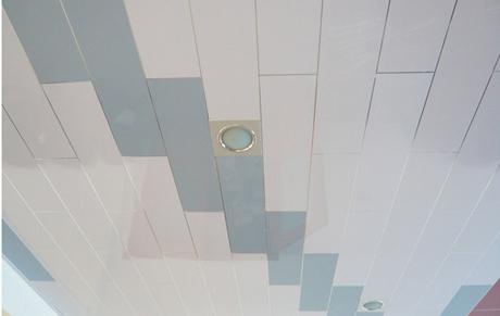 Plafond de bricolage en panneaux de plastique dans la salle de bain