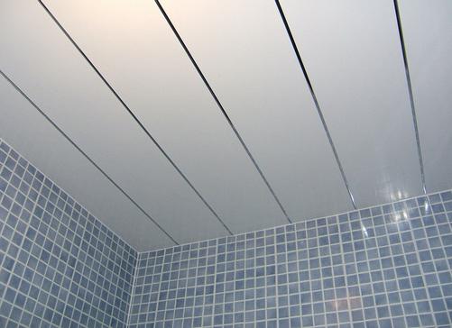 comment faire un plafond dans une salle de bain à partir de panneaux en plastique de vos propres mains