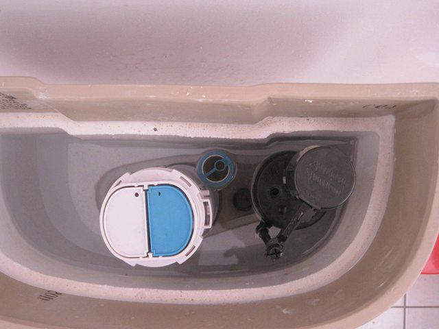 la cassetta del WC consente all'acqua di fluire nella toilette