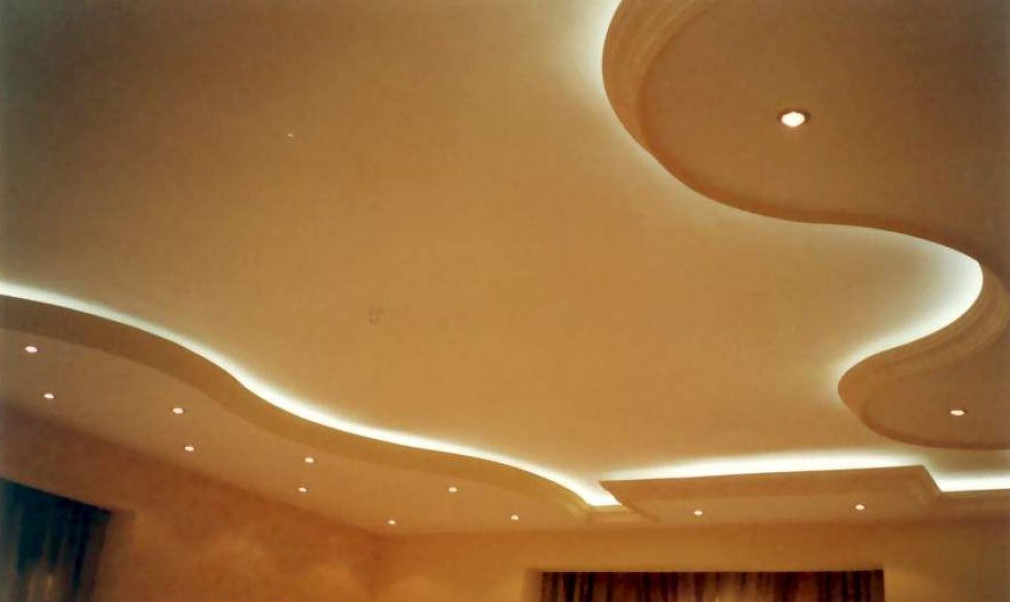 السقف في القاعة مصنوع من اللوح الجصي مع الإضاءة