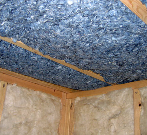 insulation of the ceiling in the bath with cotton wool