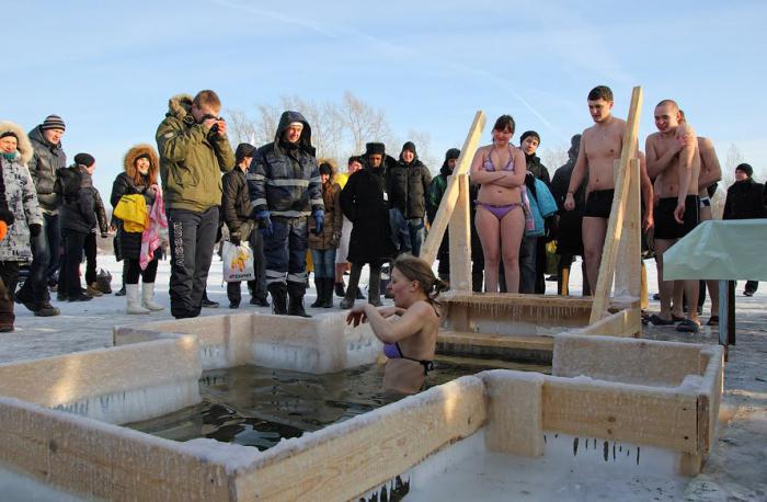 поринути в ополонку на хрещення