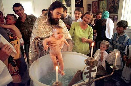 子供にバプテスマを施す