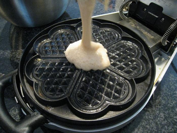 assando waffles