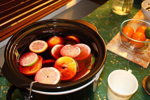 vino caliente en una receta de cocción lenta