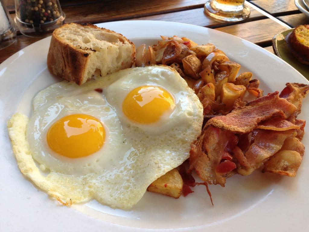 Huevos fritos con tocino