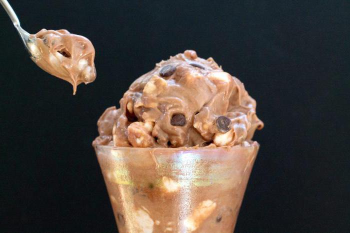 pripravte čokoládovú zmrzlinu s orechmi a marshmallow 