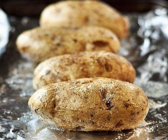 Bak aardappelen in de schil in de oven