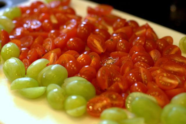 Tomaten mit Trauben für den Winter ohne Essig