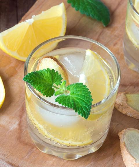bebida de limón albahaca