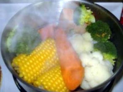 gestoomde groenten in een slowcooker