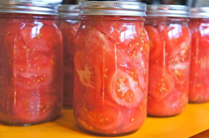 バジルと缶詰のトマト 
