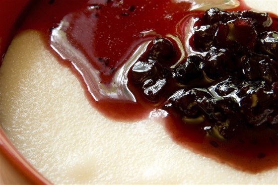 Grießpudding mit Marmelade