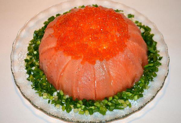 ensalada real con caviar rojo y gambas y calamares