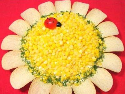 рецепта за слънчогледова салата с царевица, пиле и чипс