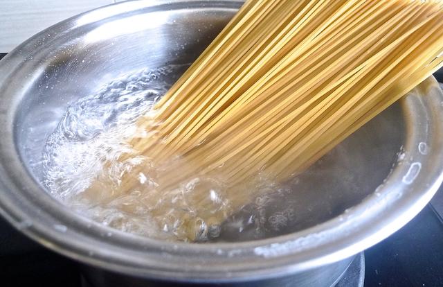 hur man lagar spaghetti