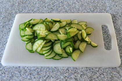 salat med frisk agurktunge