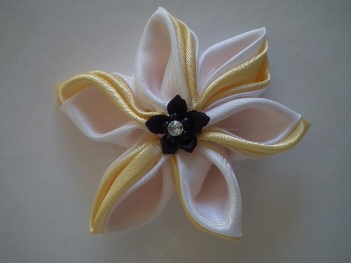 Kanzashi mehrschichtige Blütenblätter in der Blume