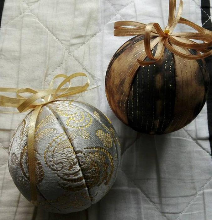 フォームボールで作られたクリスマスボール