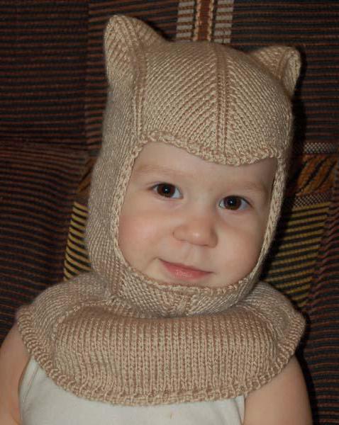帽子を編むヘルメット編み物の少年