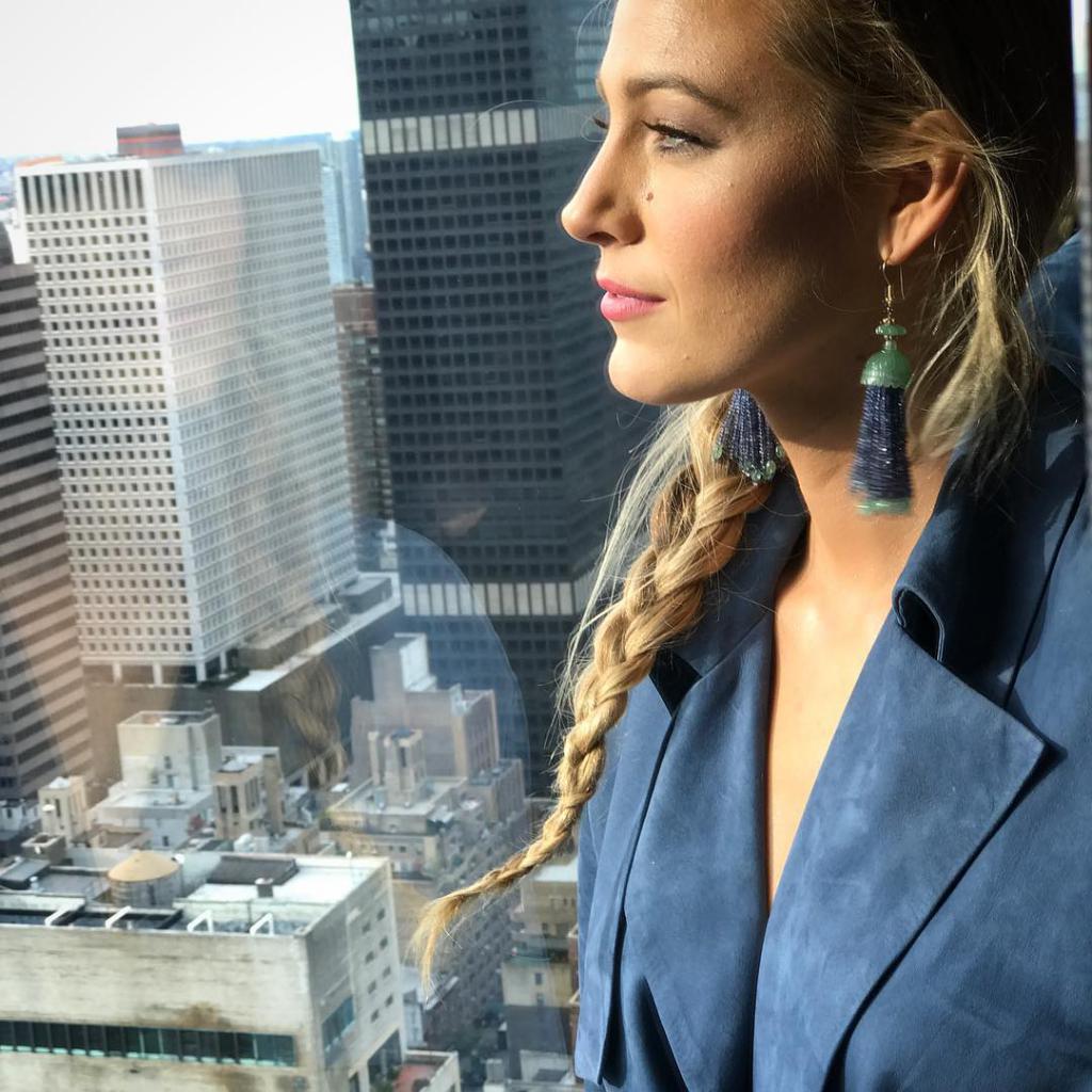 Blake Lively em um terno azul