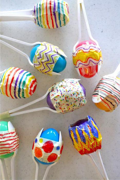 maracas with their own hands