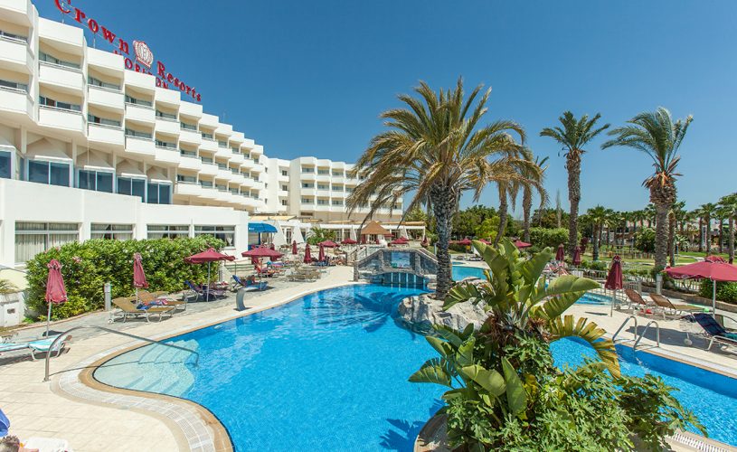حمام سباحة في فندق قبرصي