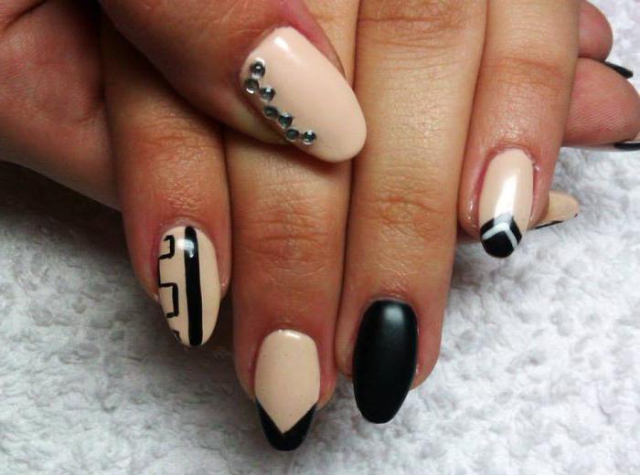 beige manicure with black pattern