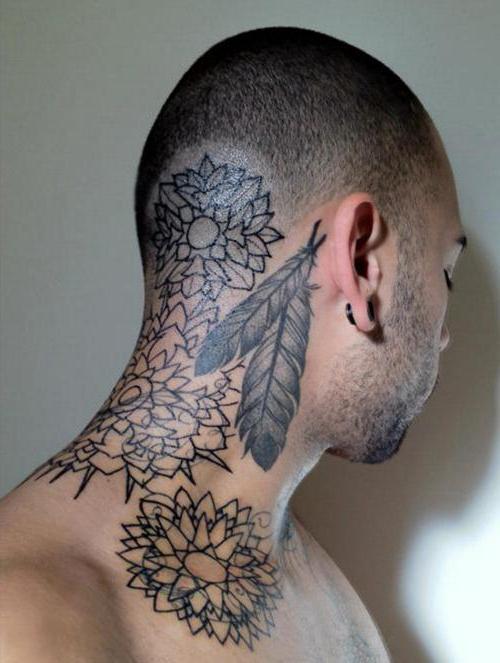 tetování nápisy na krku