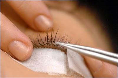 how long does a pinch of eyelash extensions last?