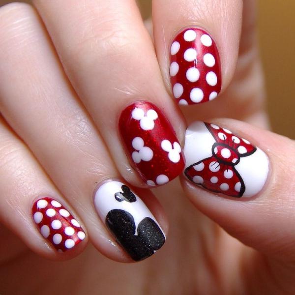 Manicure rossa con fiori bianchi e neri