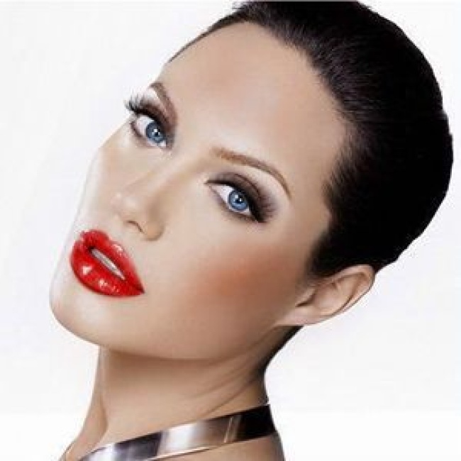 Světlý make-up ve stylu Jolie