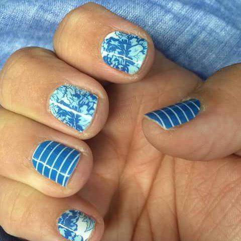 manicure blauw met wit