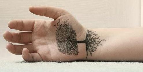 tatuaż na zdjęciu po stronie dłoni