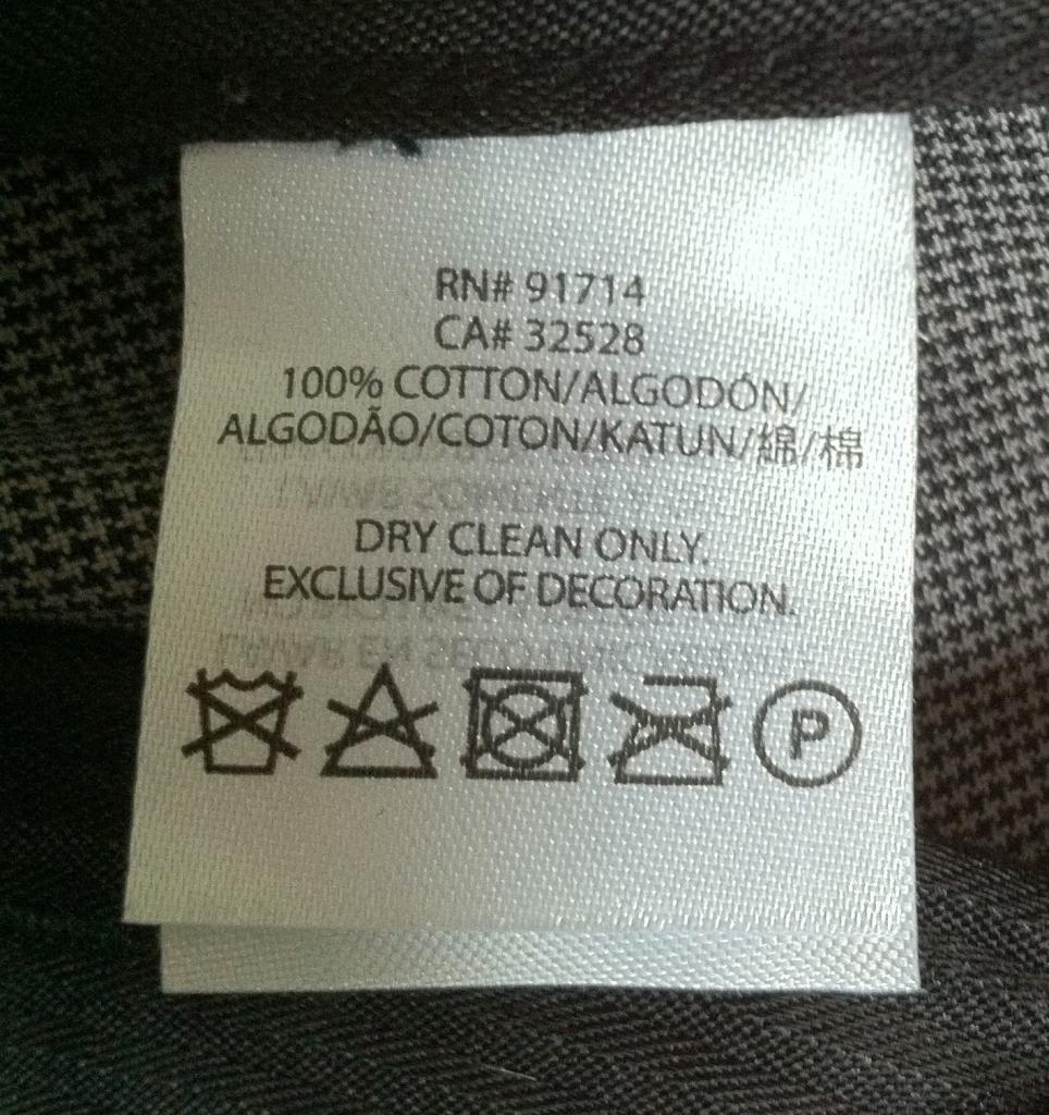štítok na oblečení s pokynmi na pranie