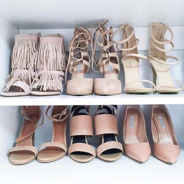high-heeled shoes 