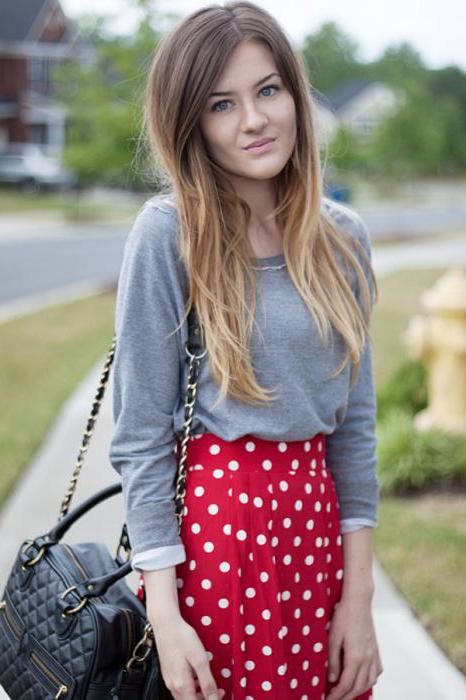 falda roja con lunares blancos 