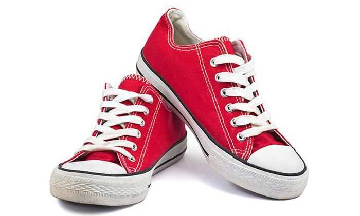 κόκκινα πάνινα παπούτσια