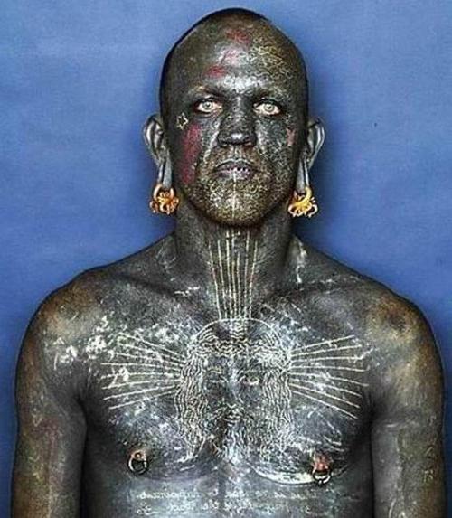 l'uomo più tatuato del mondo