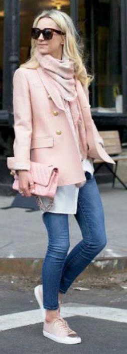 jaqueta rosa com lenço