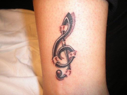 Tattoo på en manns håndledd